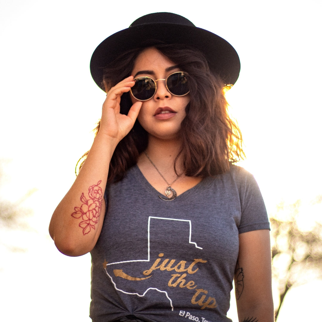 Just The Tip Mujer Con Cuello En V Dorado