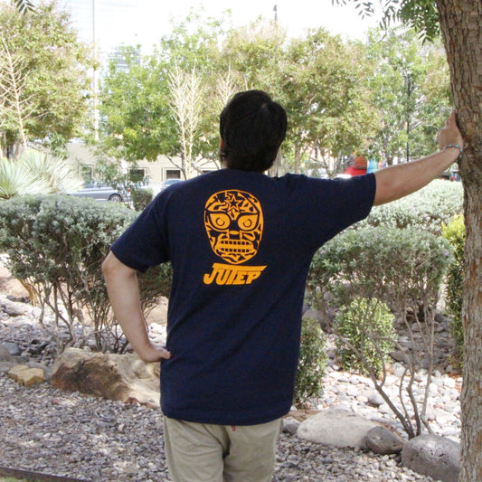 Recoge la camiseta de Luchador